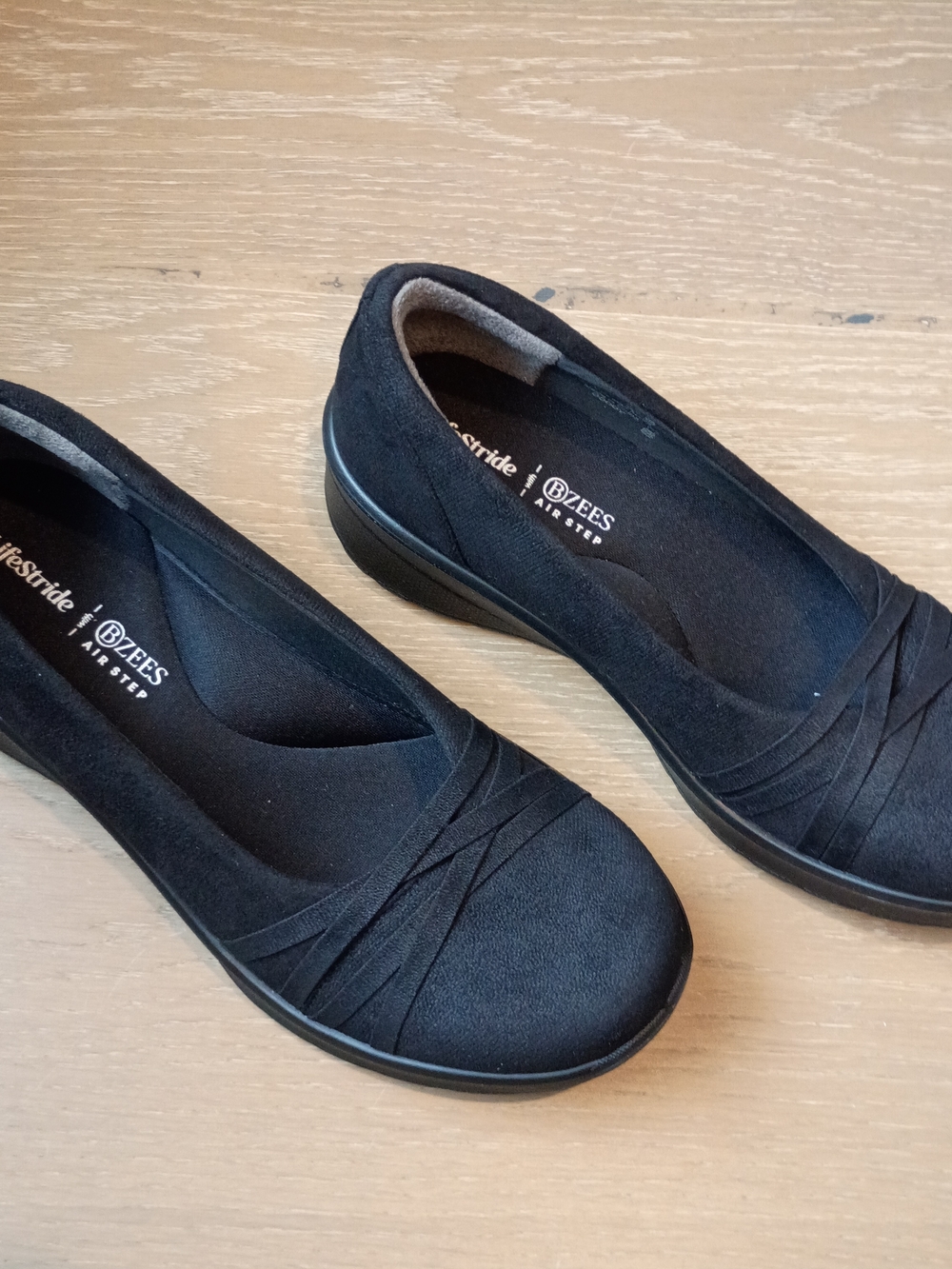 NWT Life Stride B Zees Women's Slip-On Crossover Flats Black  8.5 COMFORTABLE